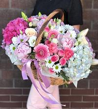Цветочная композиция из Розы, Хризантемы, Пионы и Лизиантусы в корзине в Новоселицком