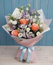 Букет цветов из:  Лизиантусы, Розы, Альстромерии и Гипсофила в Новоселицком