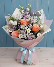 Букет цветов из:  Лизиантусы, Розы, Альстромерии и Гипсофила в Новоселицком