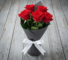 Букет 5 Красных роз Эдлесс Лав в Новоселицком