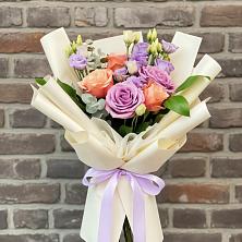 Букет цветов из:  Лизиантусы и Розы в Новоселицком